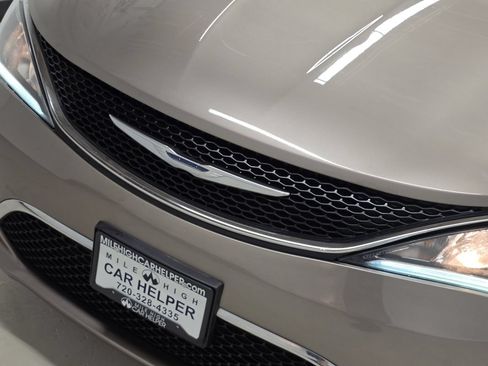 Used 2017 Chrysler Pacifica Touring Plus w/ Tire & Wheel Group FWD image 44