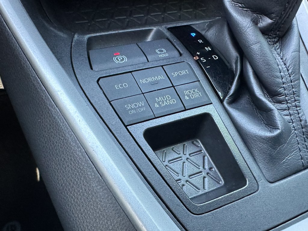 Used 2025 Toyota RAV4 XLE AWD/4WD image 27