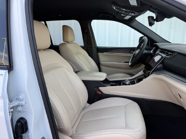 Used 2024 Jeep Grand Cherokee Limited AWD/4WD image 28