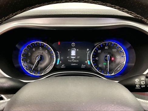 Used 2018 Chrysler Pacifica Limited w/ Advanced Safetytec Group FWD image 29