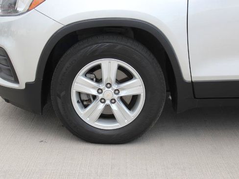Used 2022 Chevrolet Trax LS w/ Tint and Cruise Package FWD image 30