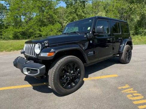 Used 2025 Jeep Wrangler Unlimited Sahara w/ Safety Group AWD/4WD image 4