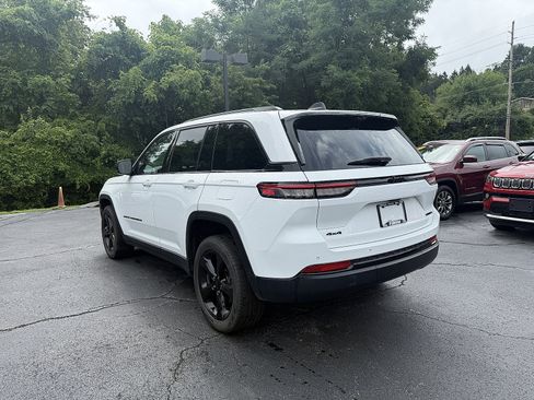 Used 2025 Jeep Grand Cherokee Limited w/ Luxury Tech Group II AWD/4WD image 4