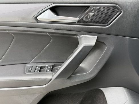 Used 2023 Volkswagen Tiguan SE w/ Panoramic Sunroof Package FWD image 28