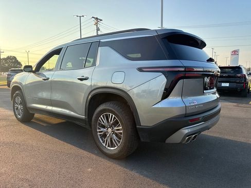 Used 2025 Chevrolet Traverse LT FWD image 4