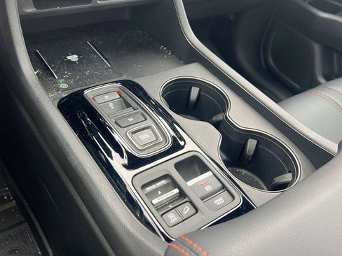 Used 2025 Honda Pilot TrailSport image 14