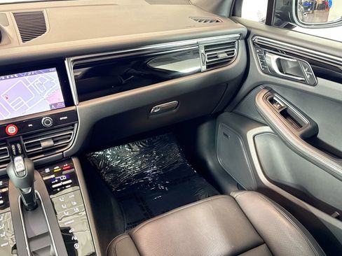 Certified 2025 Porsche Macan AWD/4WD image 21