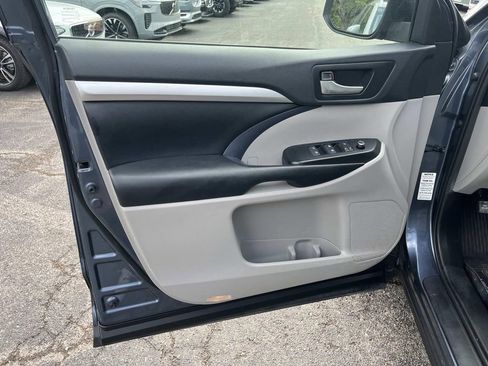 Used 2019 Toyota Highlander XLE AWD/4WD image 24