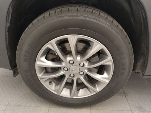 Used 2019 Jeep Cherokee Latitude Plus w/ Cold Weather Group AWD/4WD image 31