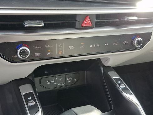 Certified 2025 Kia Sorento S w/ Panoramic Sunroof Package AWD/4WD image 17