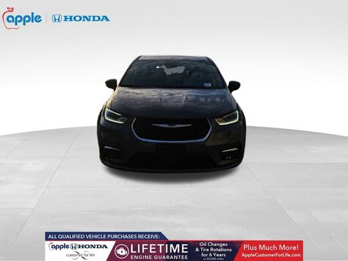 Used 2023 Chrysler Pacifica Touring-L image 2