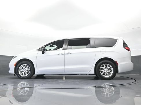 Used 2025 Chrysler Pacifica Select FWD image 52