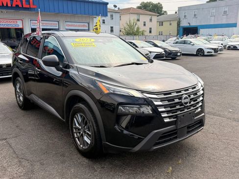 Used 2024 Nissan Rogue S AWD/4WD image 2
