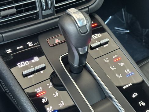 Certified 2024 Porsche Macan AWD/4WD image 22