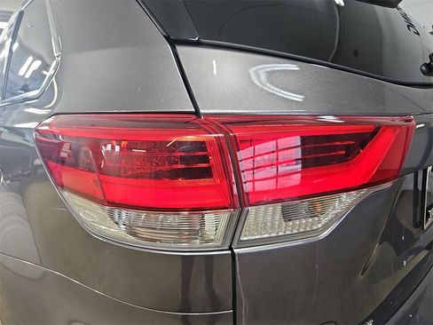 Used 2019 Toyota Highlander Limited image 40