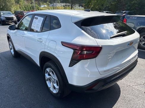 Used 2024 Chevrolet Trax LS w/ LS Convenience Package image 6