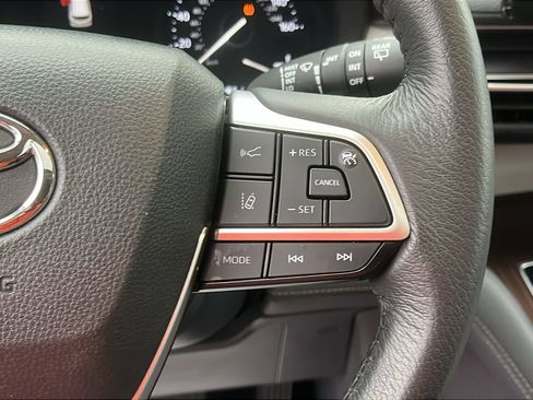 Used 2024 Toyota Sienna XLE image 17