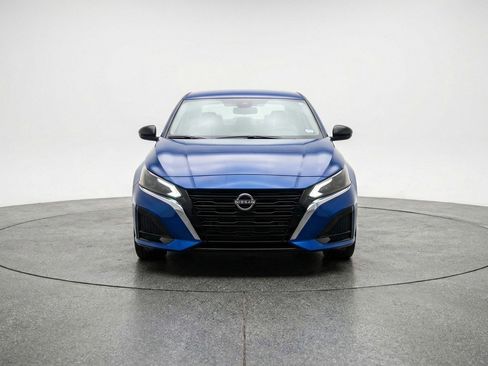 Used 2025 Nissan Altima 2.5 SV FWD image 2