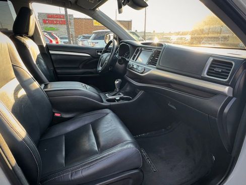 Used 2018 Toyota Highlander XLE image 31