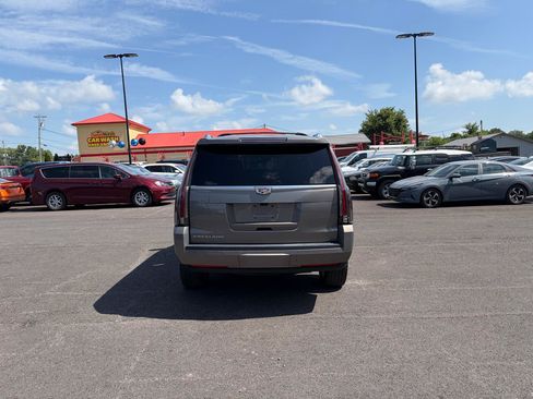 Used 2018 Cadillac Escalade Premium Luxury AWD/4WD image 4