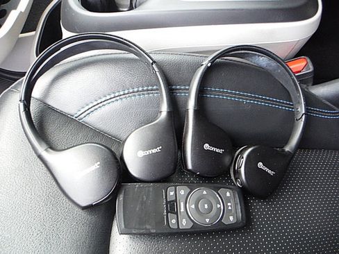 Used 2021 Chrysler Pacifica Touring-L w/ Uconnect Theater Family Group FWD image 46