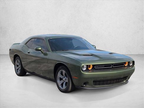 Used 2019 Dodge Challenger SXT image 3