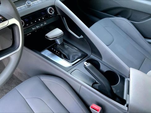 Used 2024 Hyundai Elantra SEL image 17