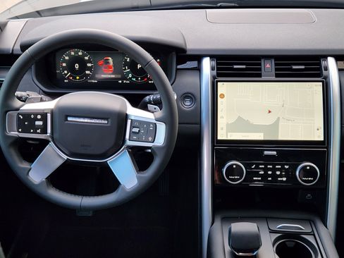 New 2025 Land Rover Discovery S image 27