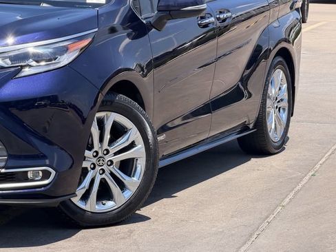 Used 2021 Toyota Sienna Platinum FWD image 3