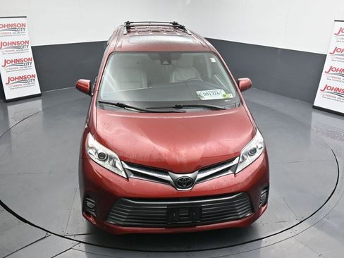 Used 2018 Toyota Sienna XLE image 11