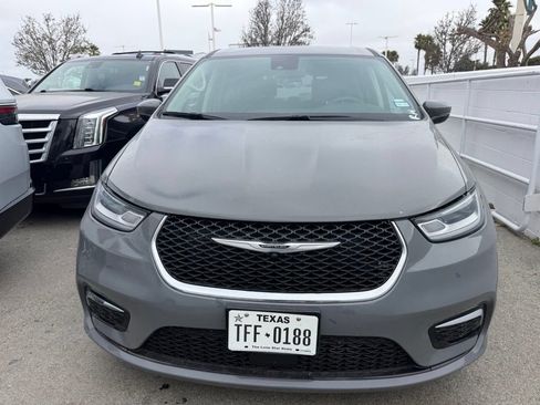 Used 2023 Chrysler Pacifica Touring-L FWD image 4