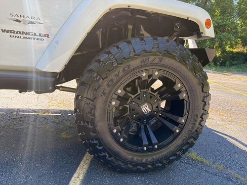 Used 2016 Jeep Wrangler Unlimited Sahara w/ Connectivity Group AWD/4WD image 18