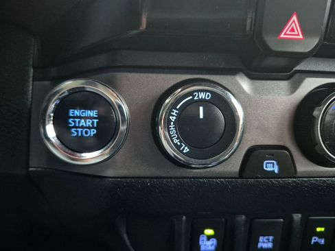 Used 2017 Toyota Tacoma TRD Sport image 26