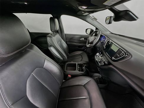 Used 2025 Chrysler Pacifica Select FWD image 28