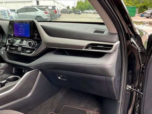 Used 2024 Toyota Highlander LE AWD/4WD image 15
