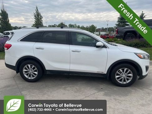 Used 2018 Kia Sorento LX AWD/4WD image 2