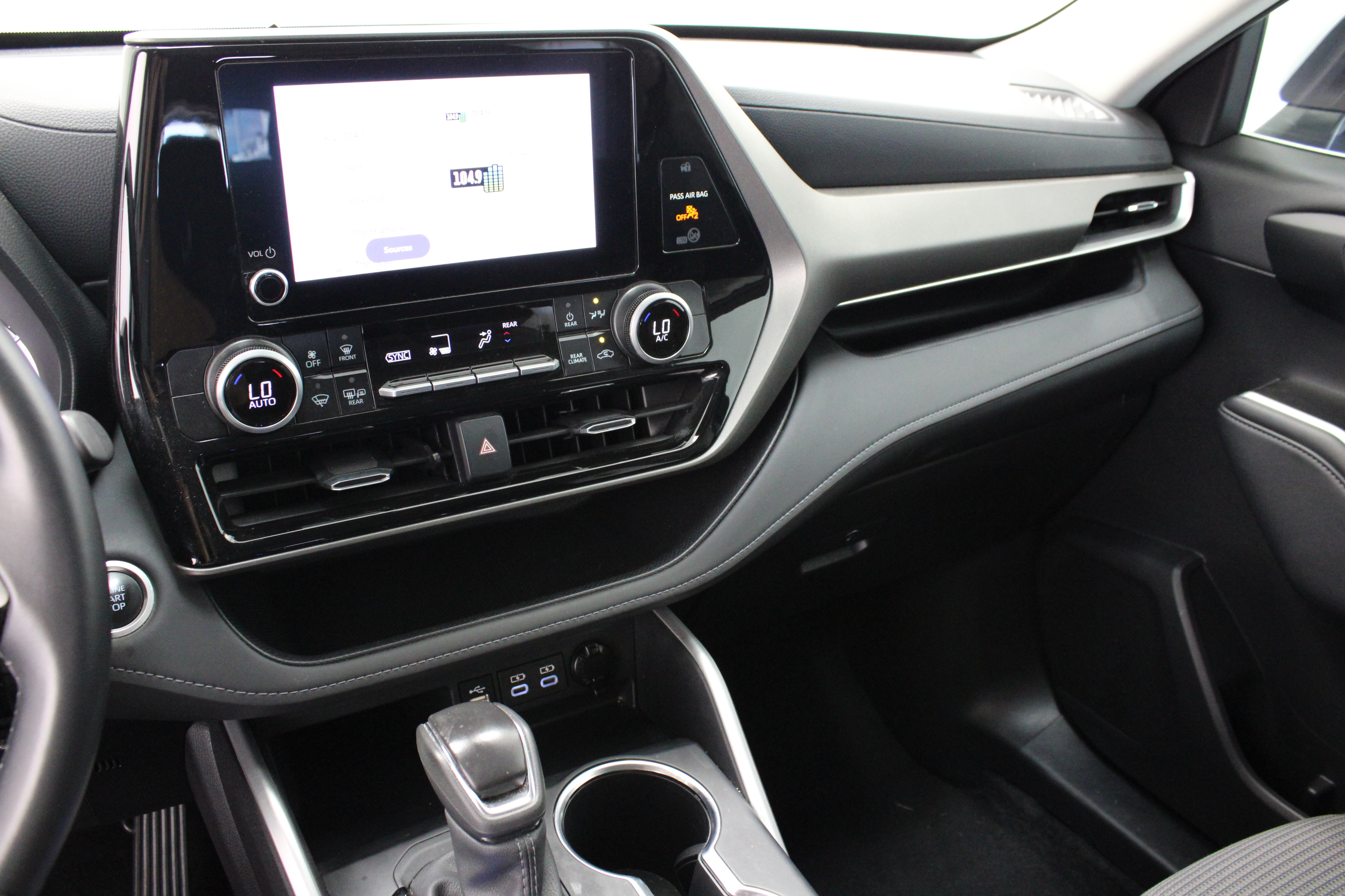 Used 2025 Toyota Highlander LE FWD image 16