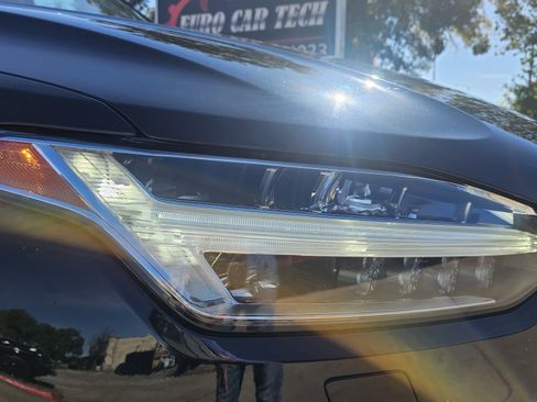 Used 2017 Volvo XC90 T6 Momentum w/ Vision Package image 12