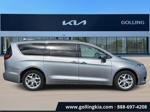 Used 2017 Chrysler Pacifica Touring-L w/ Tire & Wheel Group FWD image 2