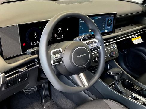 Used 2025 Hyundai Tucson SE image 10