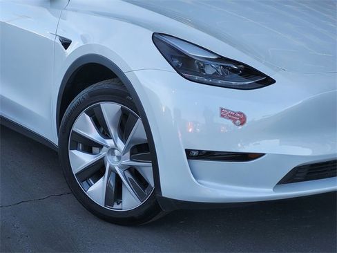 Used 2023 Tesla Model Y Long Range image 3