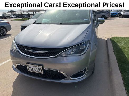 Used 2018 Chrysler Pacifica Limited image 1