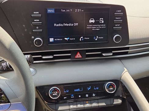 Used 2025 Hyundai Elantra Hybrid w/ Cargo Package FWD image 17