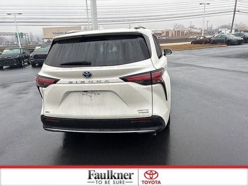 Used 2021 Toyota Sienna Limited image 9