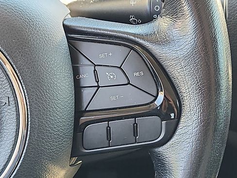 Used 2017 Jeep Renegade Altitude FWD image 21