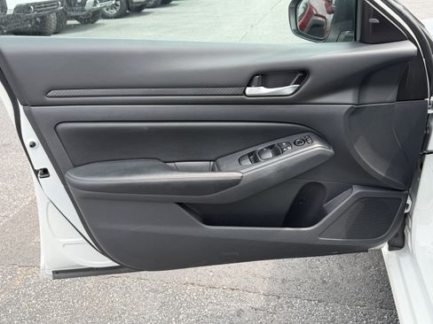 Used 2025 Nissan Altima 2.5 SV FWD image 14