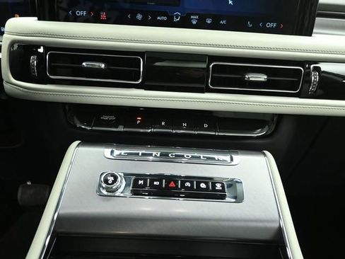 Used 2025 Lincoln Aviator AWD image 14