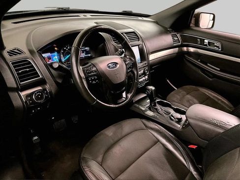 Used 2018 Ford Explorer XLT w/ Equipment Group 202A AWD/4WD image 13