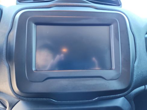 Used 2020 Jeep Renegade Latitude w/ Popular Equipment Group image 28