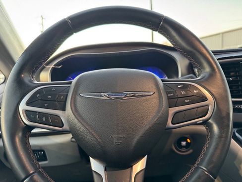 Used 2018 Chrysler Pacifica Touring-L image 17